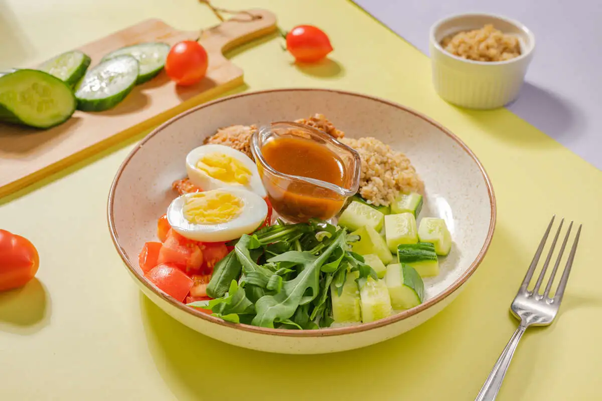 Боул с киноа и курицей