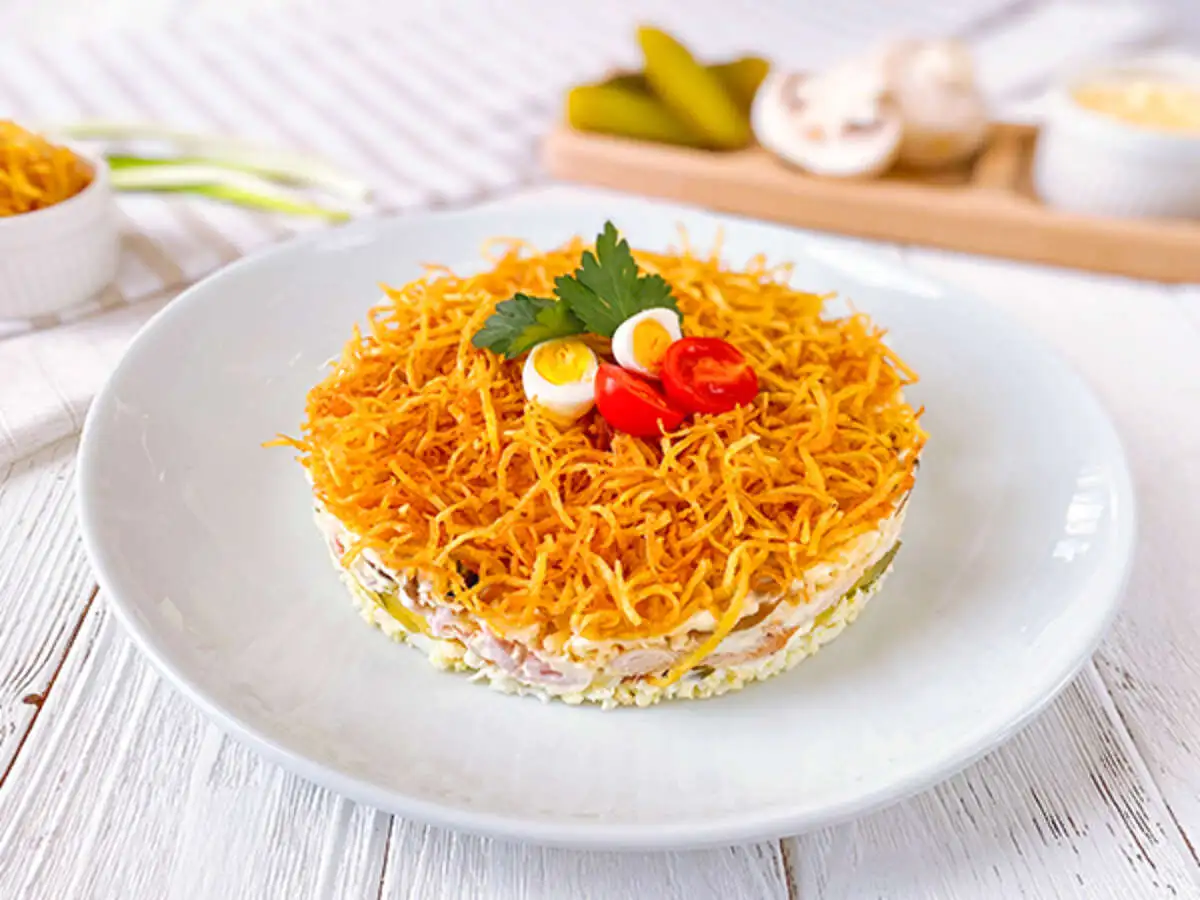 Салат с копчёной курицей и картофелем пай