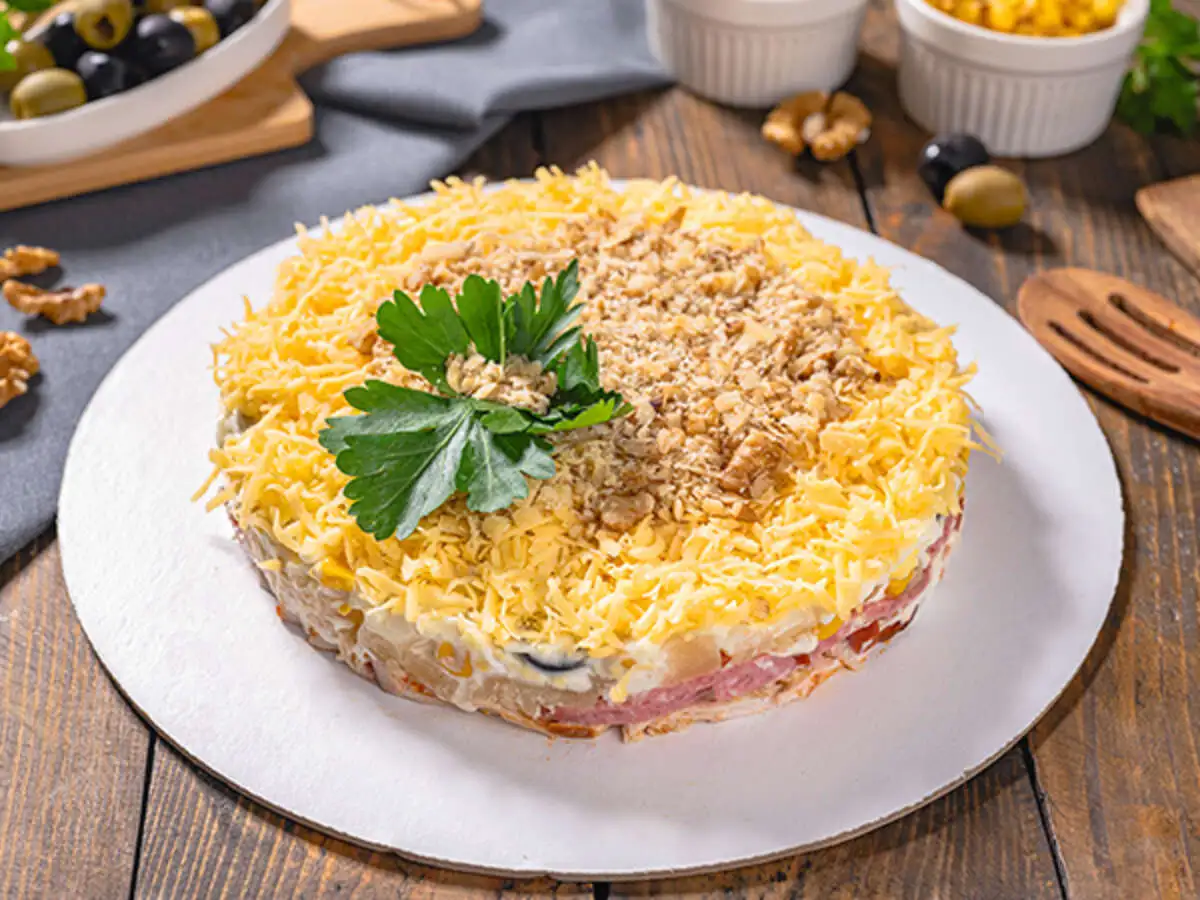 Салат с курицей и ананасом