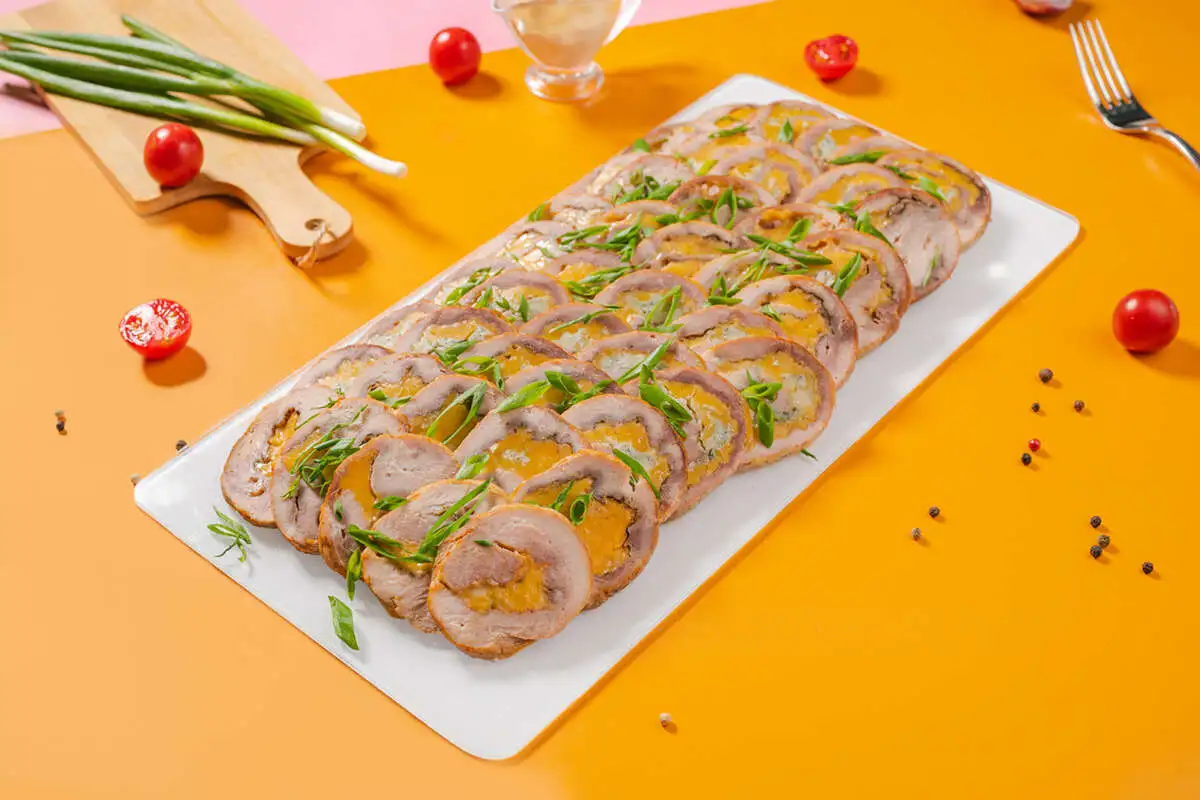 Рулет из свинины с сыром чеддер и дор блю