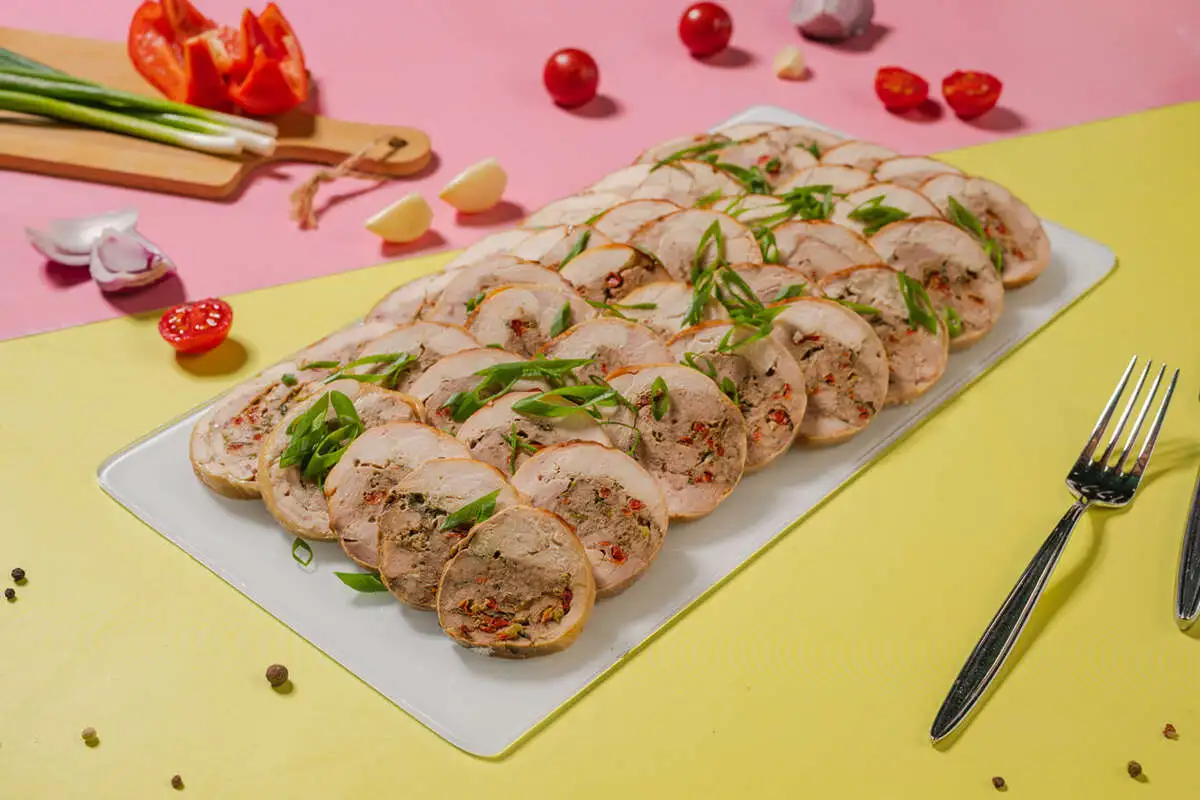 Рулет из курицы и свинины с паприкой