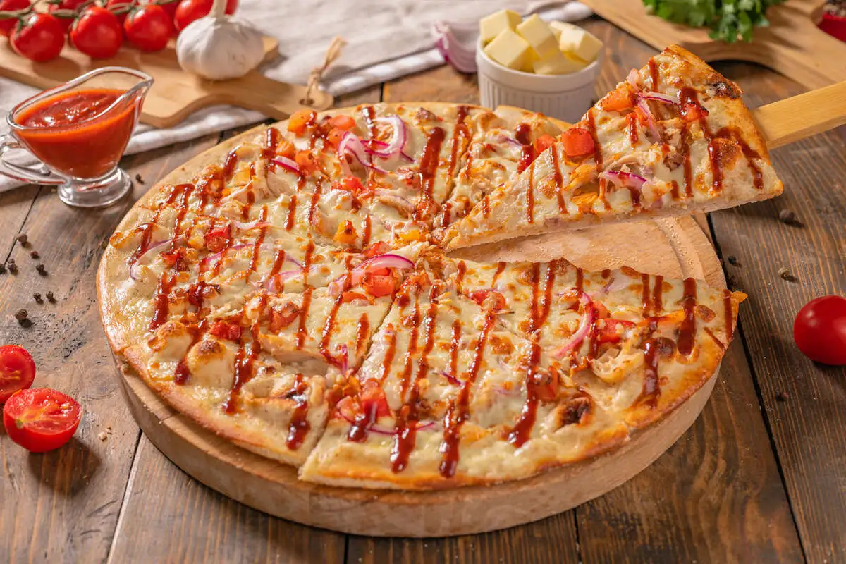 Пицца с курицей и томатами