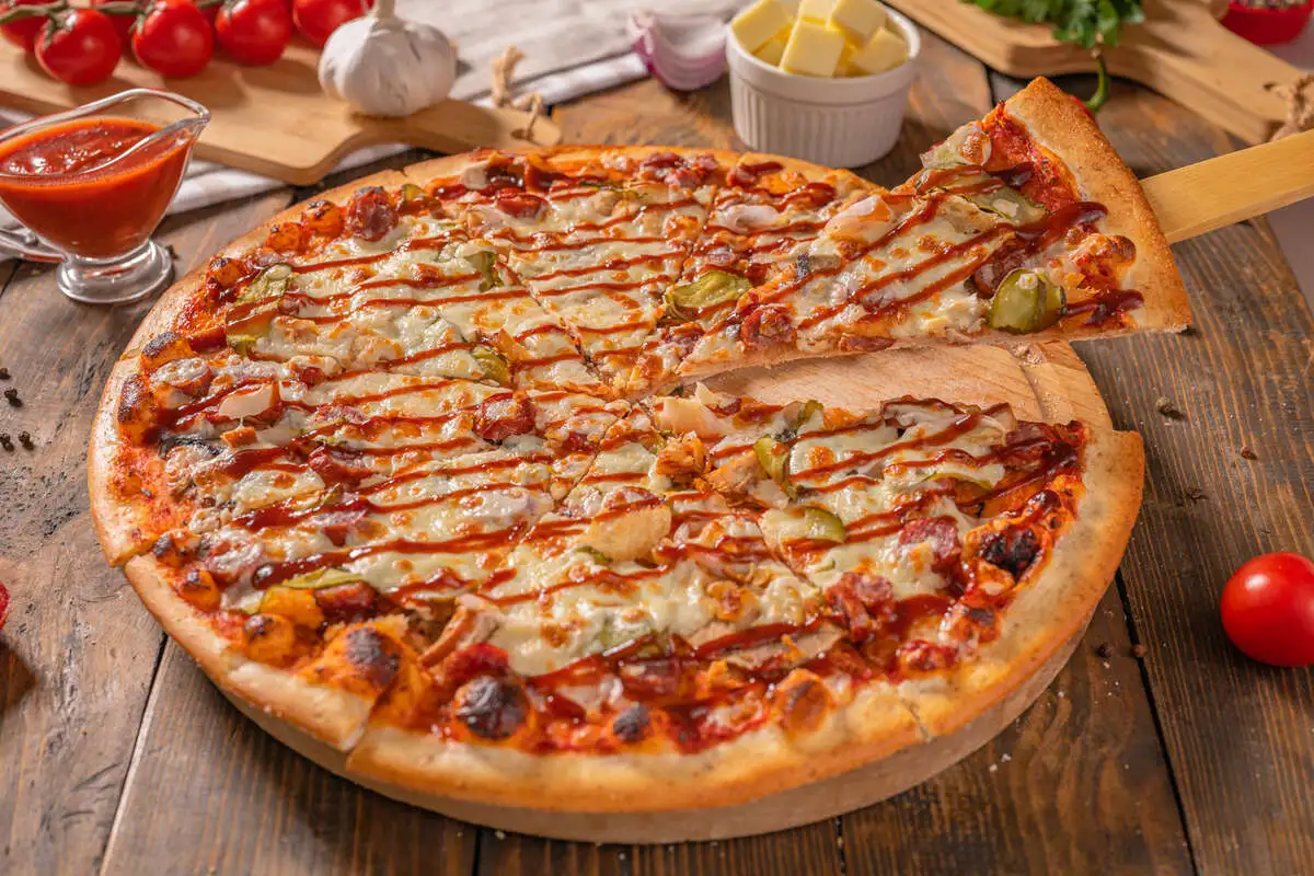 Пицца с охотничьими колбасками