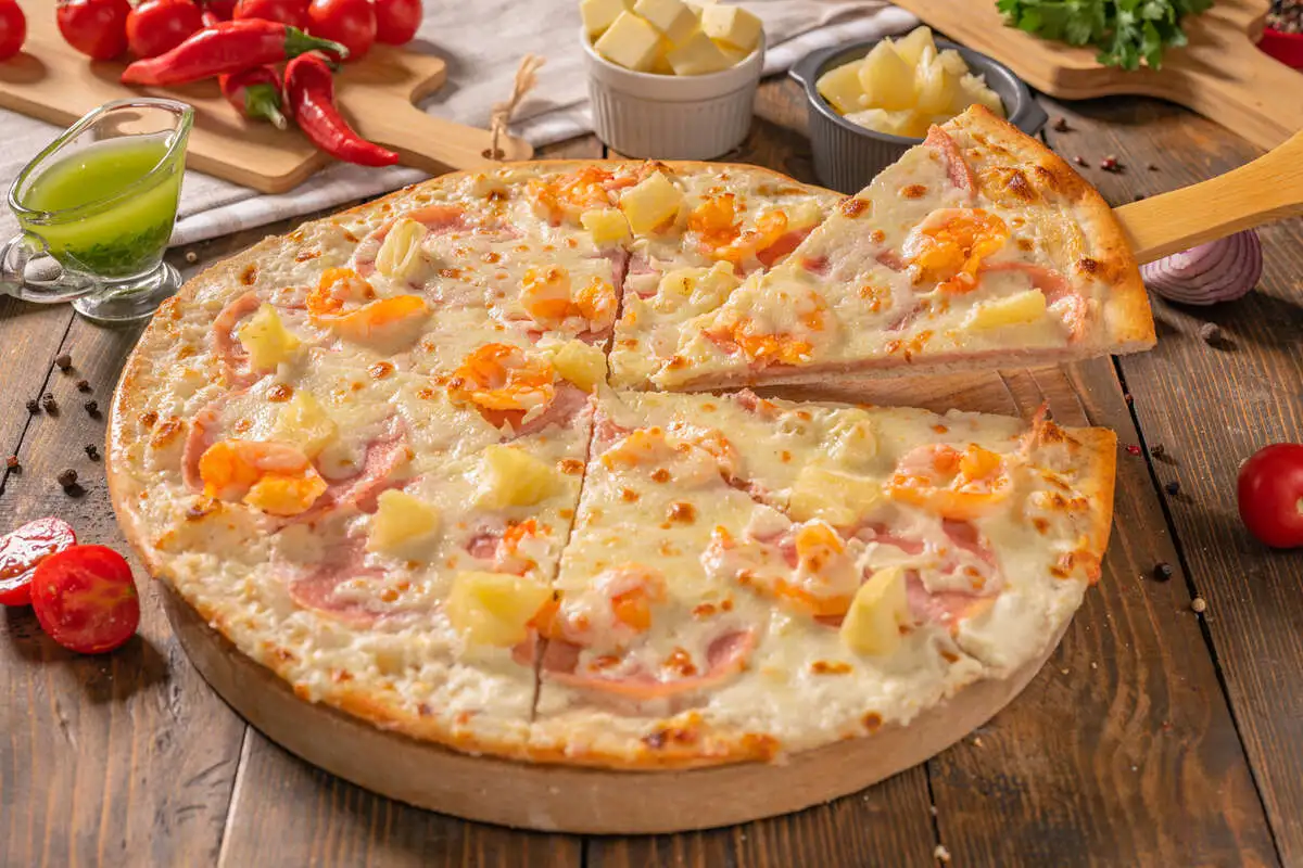 Пицца сливочная с креветками и ветчиной