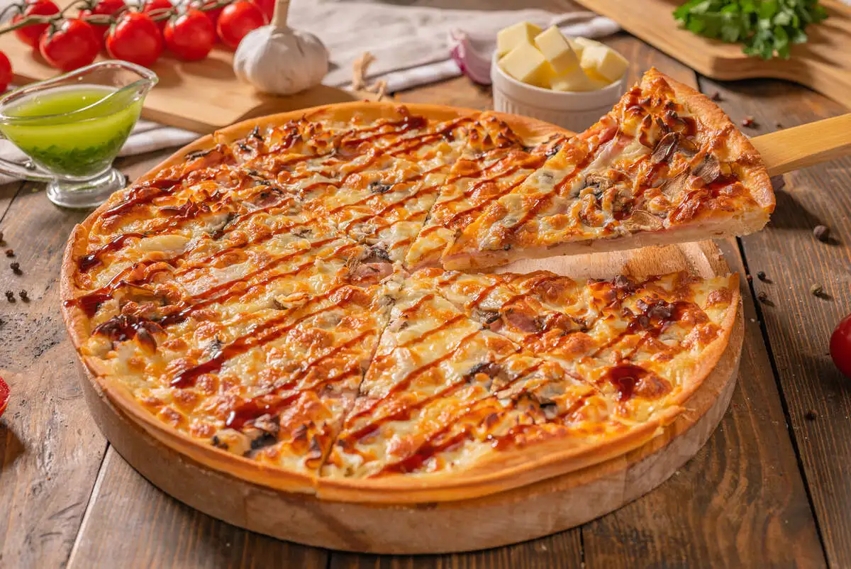 Пицца домашняя с ветчиной и креметте