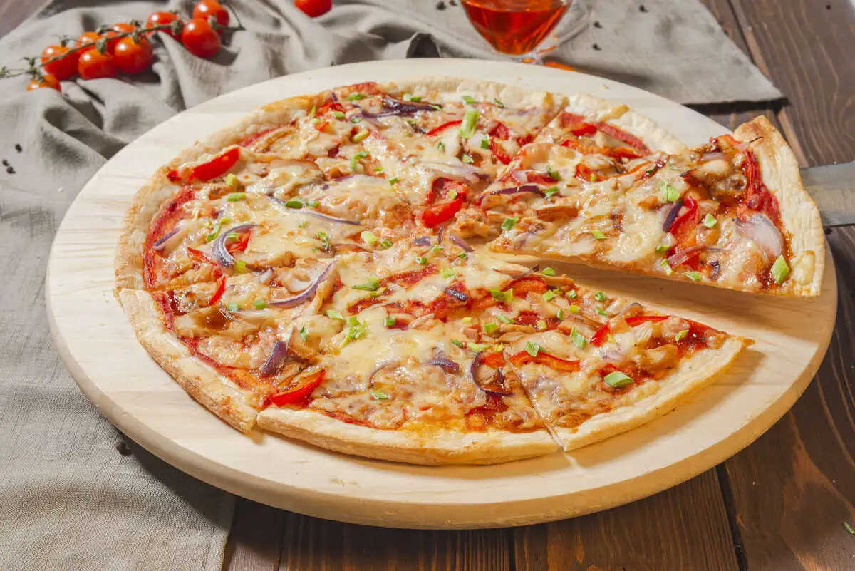 Пицца с копченой курицей