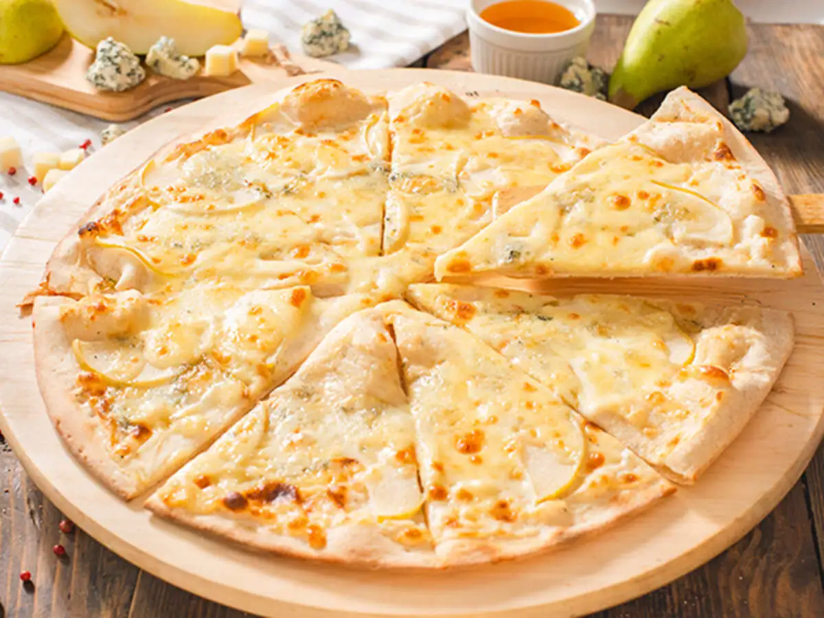 Пицца с грушей и сыром дор-блю