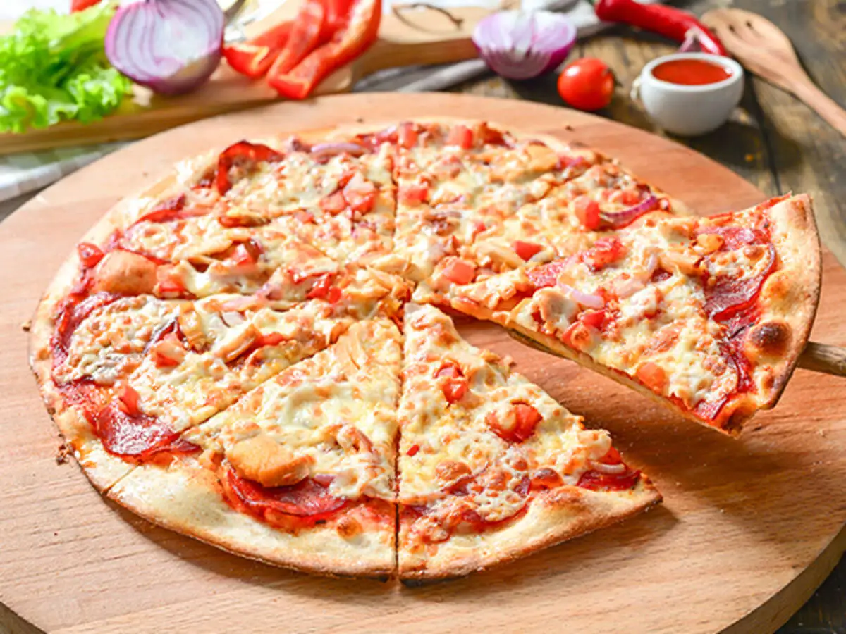 Пицца с копчёным цыплёнком барбекю