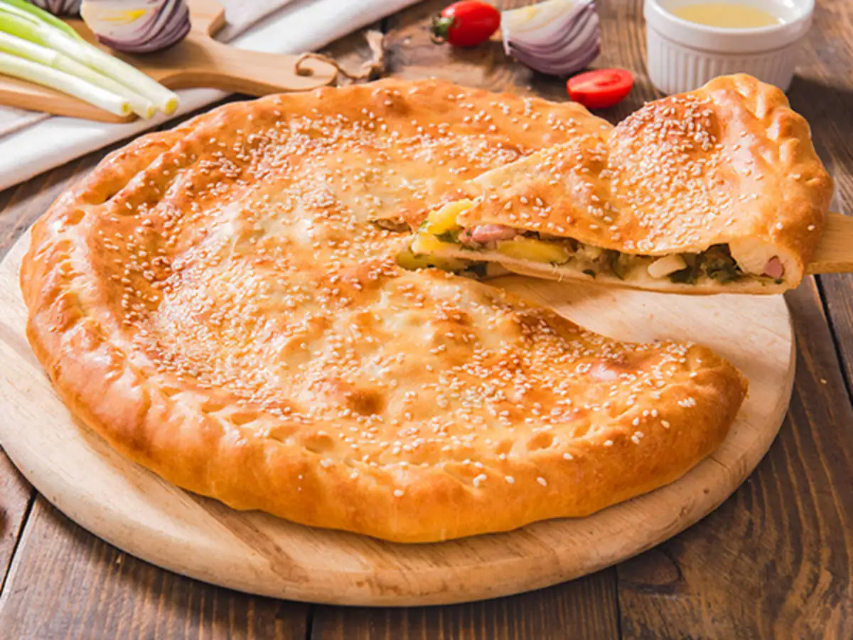 Пирог с картофелем и шкварками