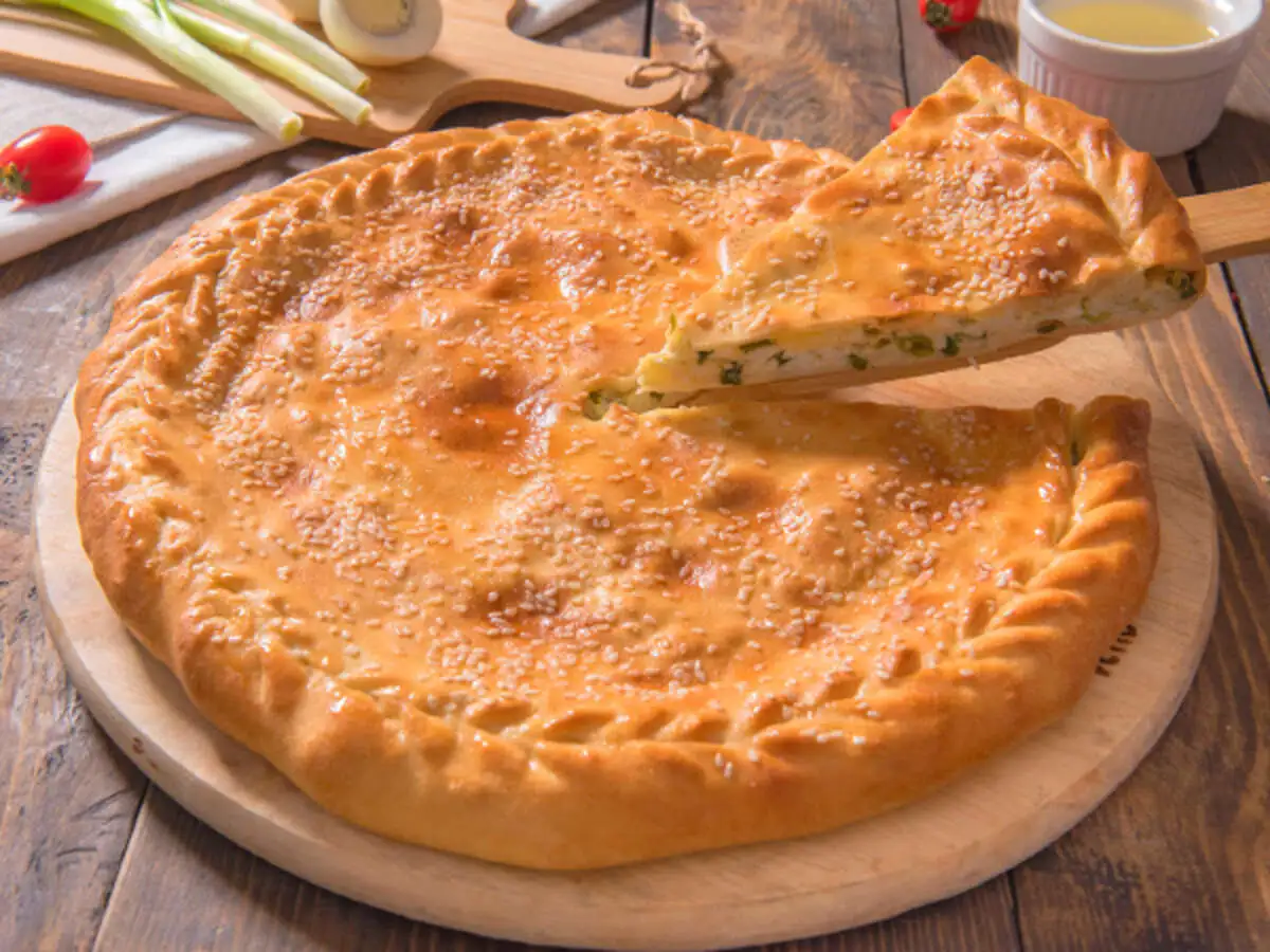 Пирог с луком и яйцом