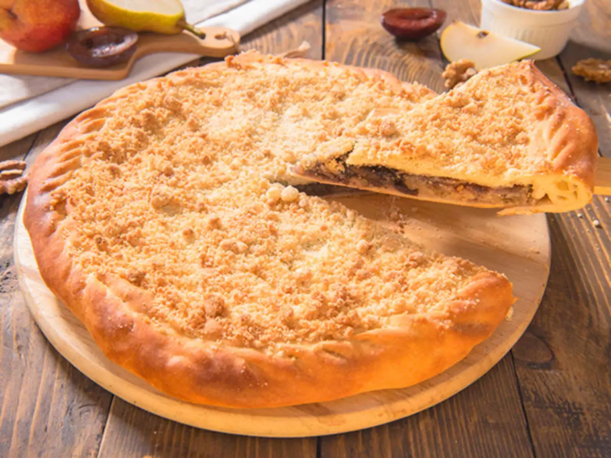 Пирог с грушей бананом и грецким орехом