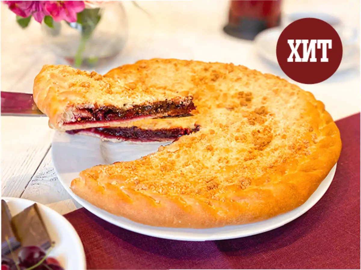 Пирог с вишней и шоколадом