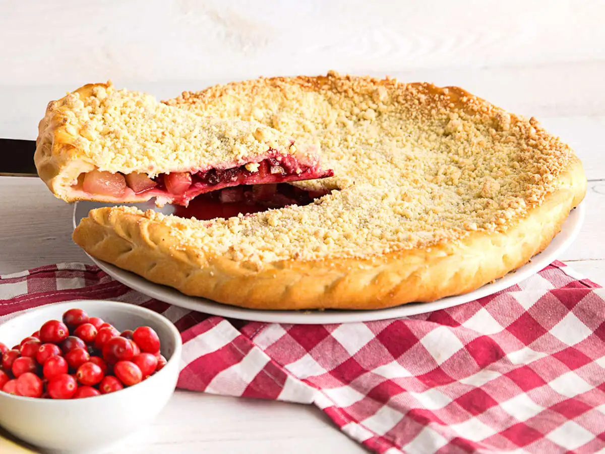 Пирог с грушей и клюквой