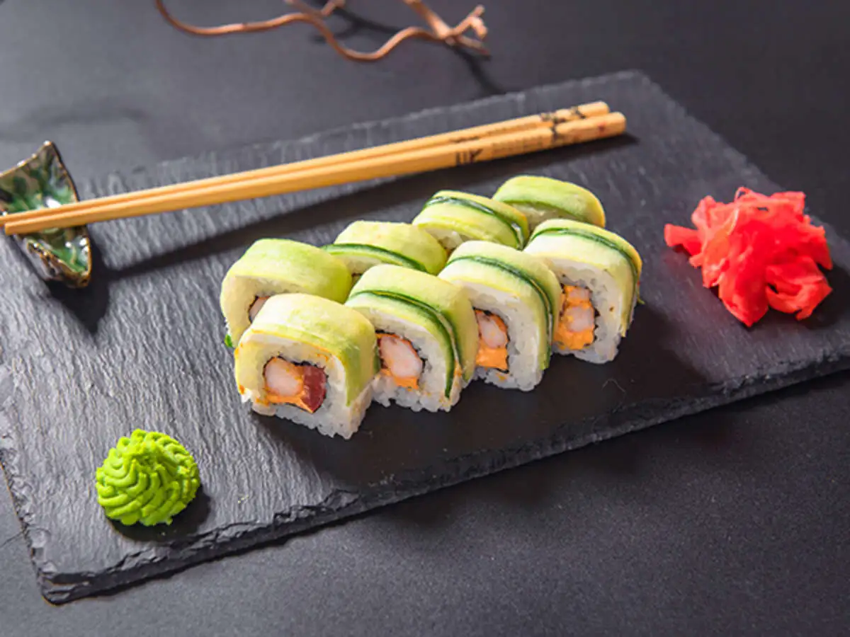 Острый ролл с креветкой