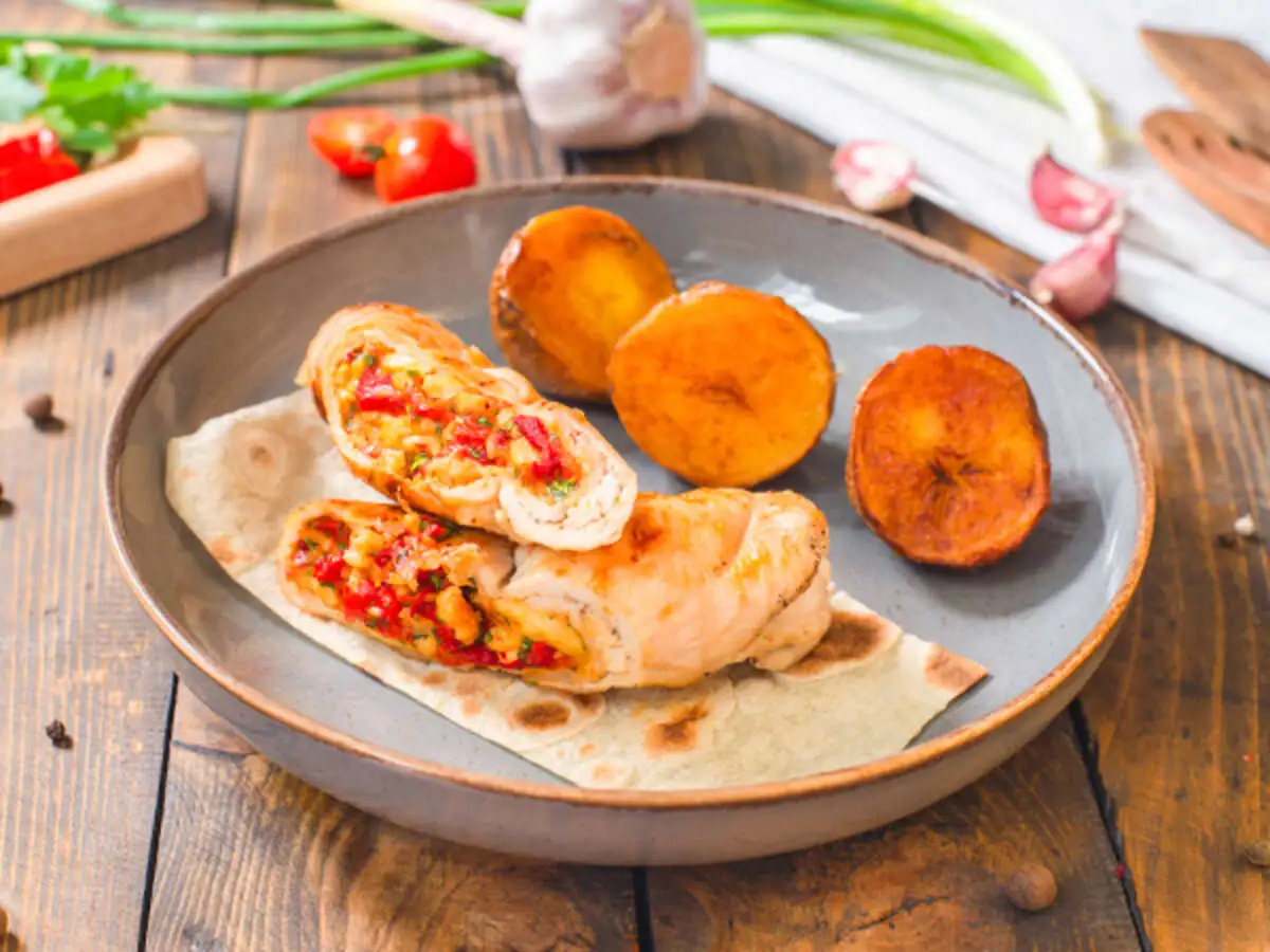 Куриный рулетик с печёным перцем и сыром