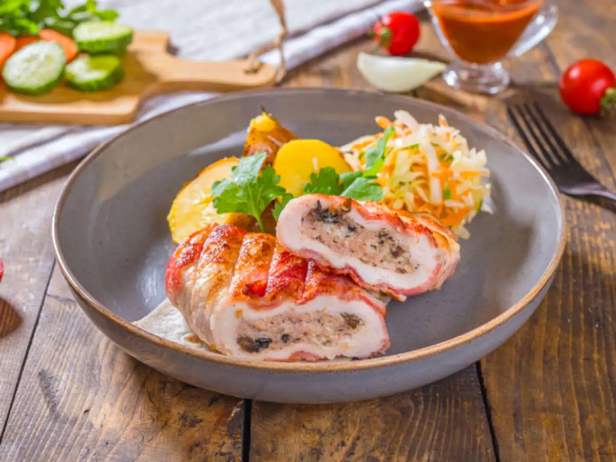 Рулет из курицы в беконе