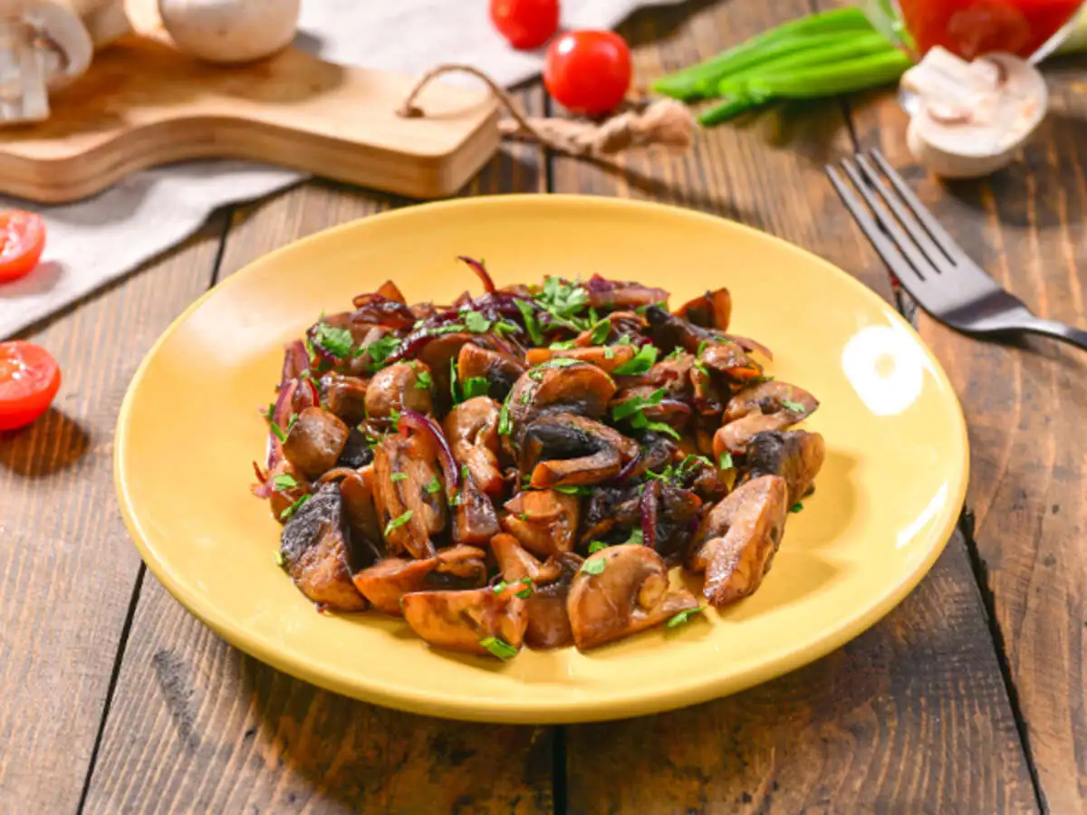 Жареные с луком шампиньоны в соевом соусе