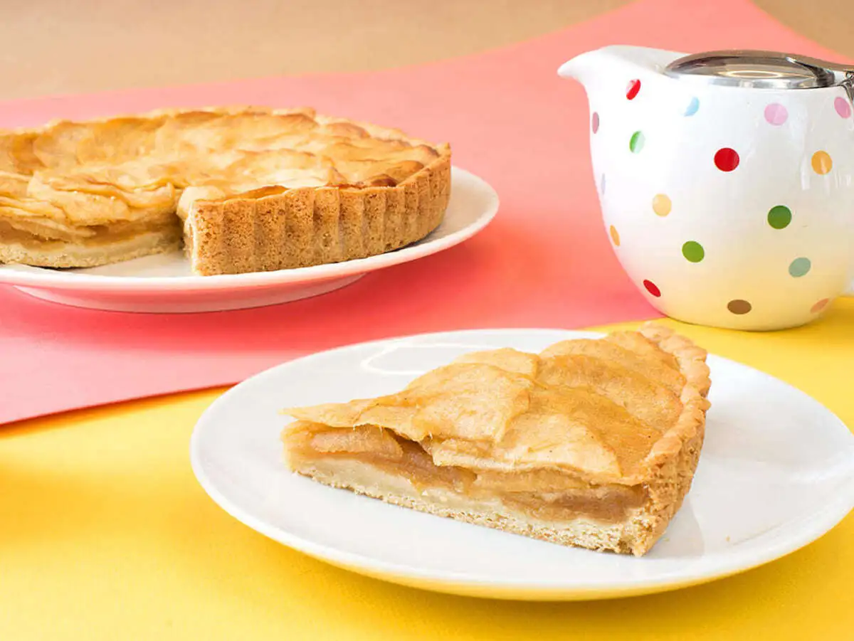 Тарт с яблоком и миндальнымии лепестками.