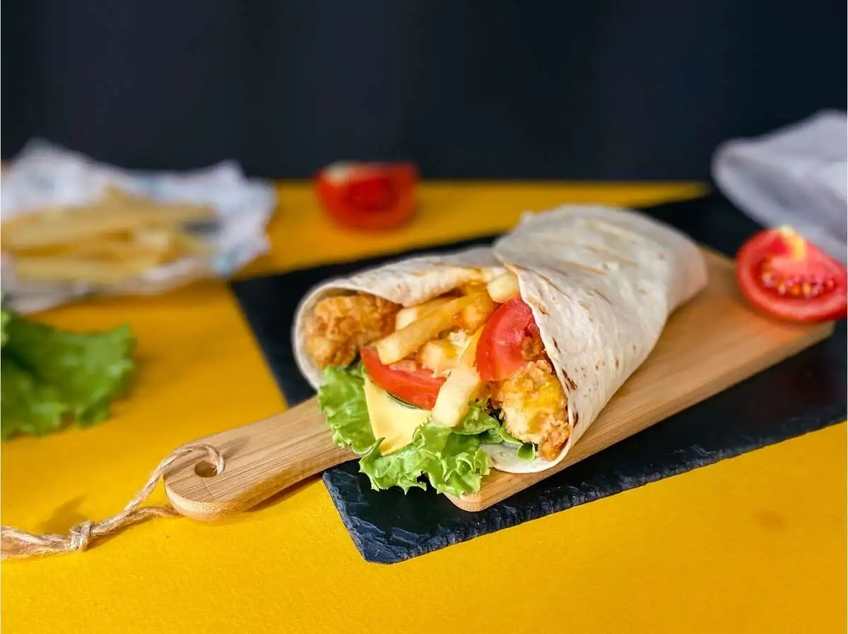 Кинг ролл со стрипсами и картофелем фри в тортилье