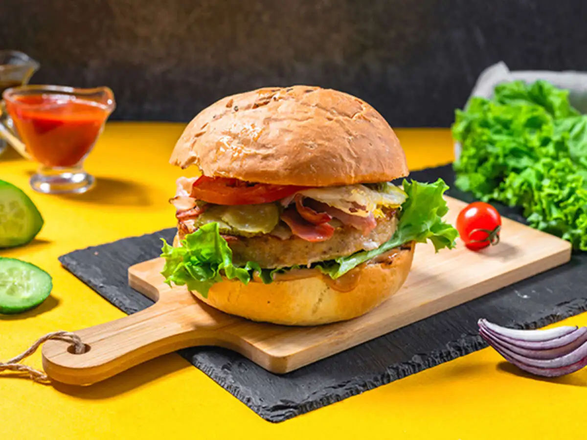 Бургер с курицей и беконом