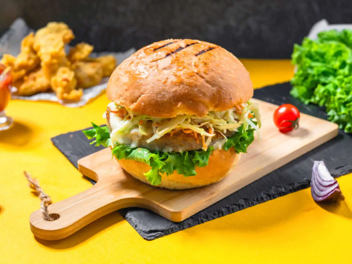 Бургер с курицей и салатом коул-слоу