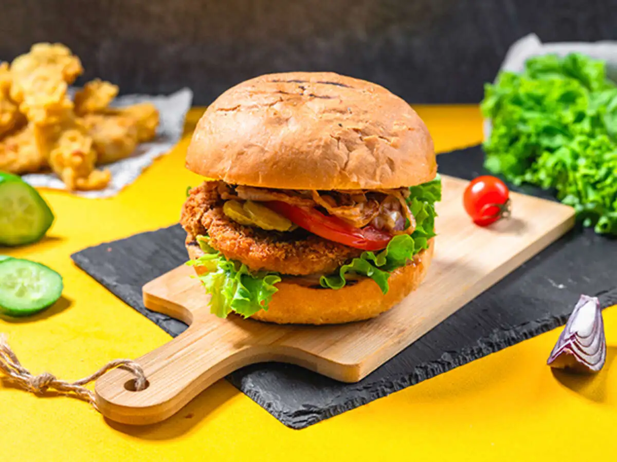 Бургер с хрустящей курицей и соусом барбекю