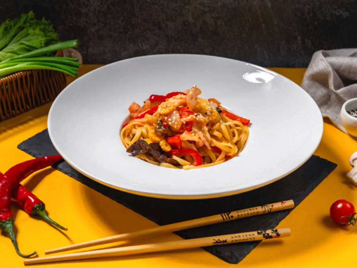 Вок с морепродуктами в соусе камикадзе