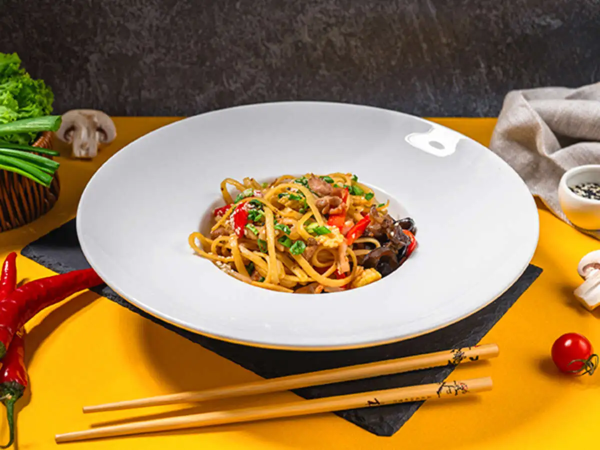 Вок с курицей в устричном соусе