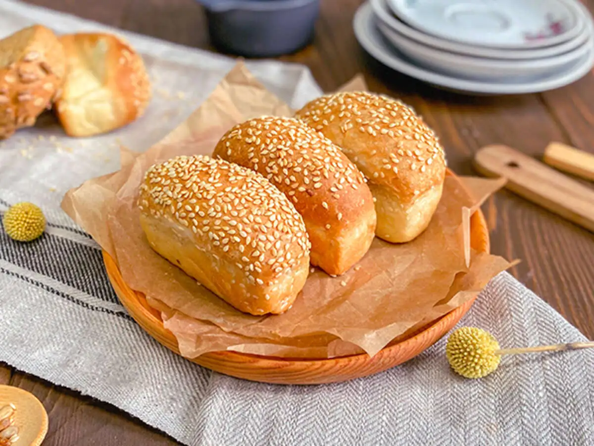 Хлеб белый с кунжутом 1 шт