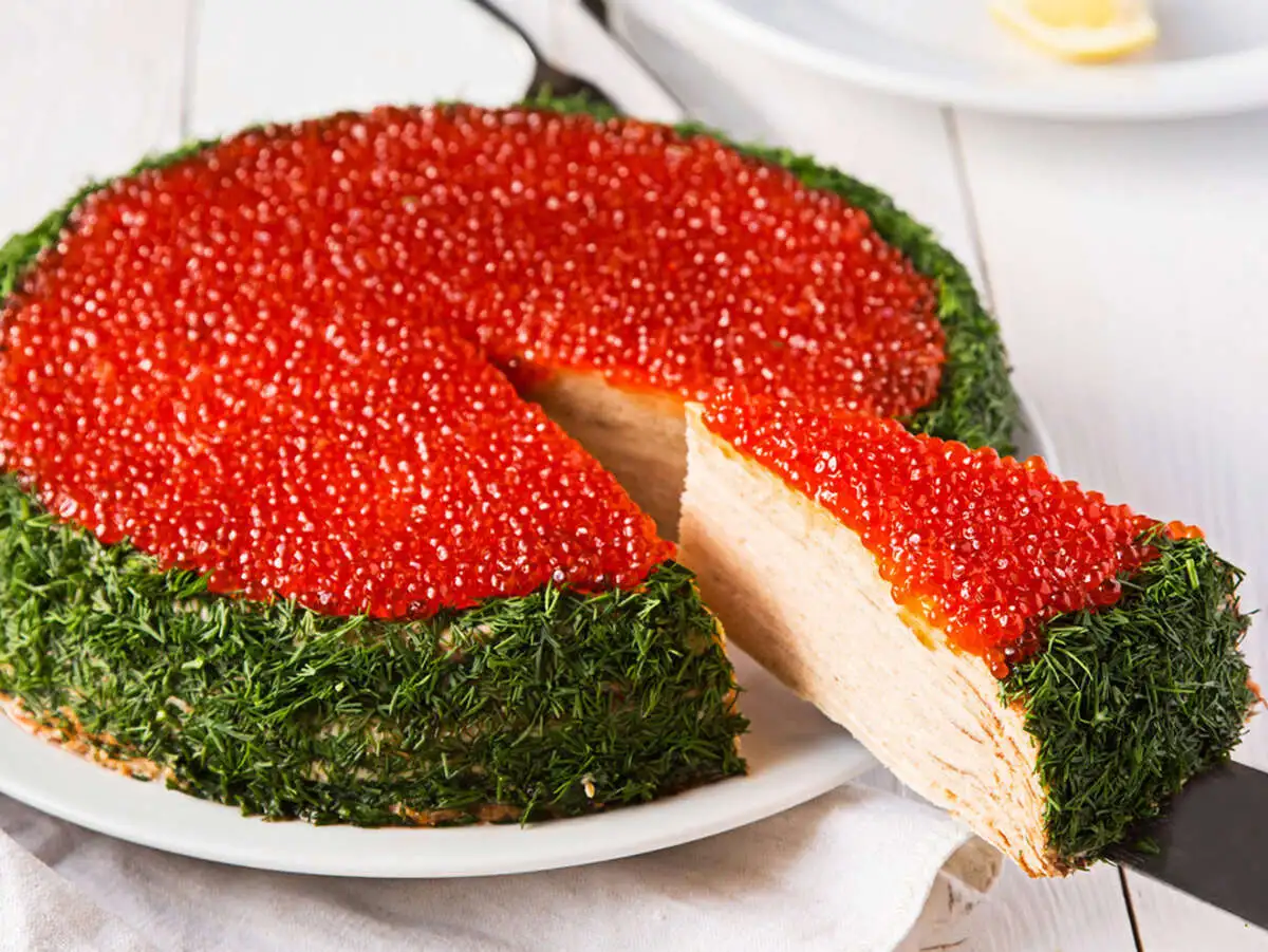 Торт с красной икрой и блинами