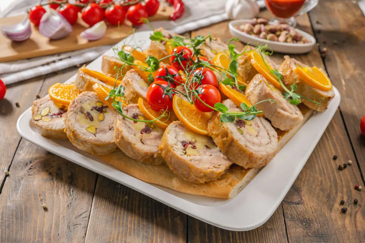 Рулет из курицы с вялеными томатами и фисташками