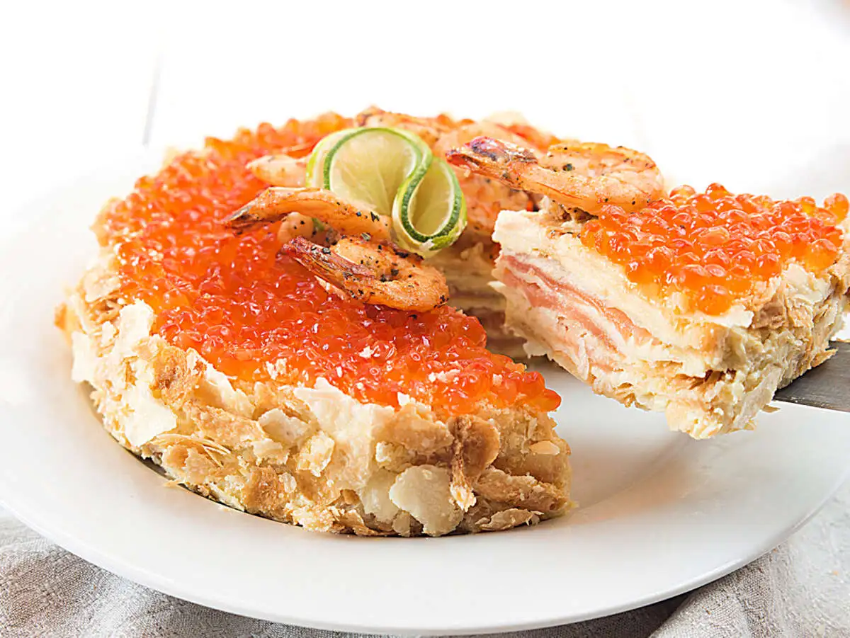 Наполеон с лососем, красной икрой и креветками