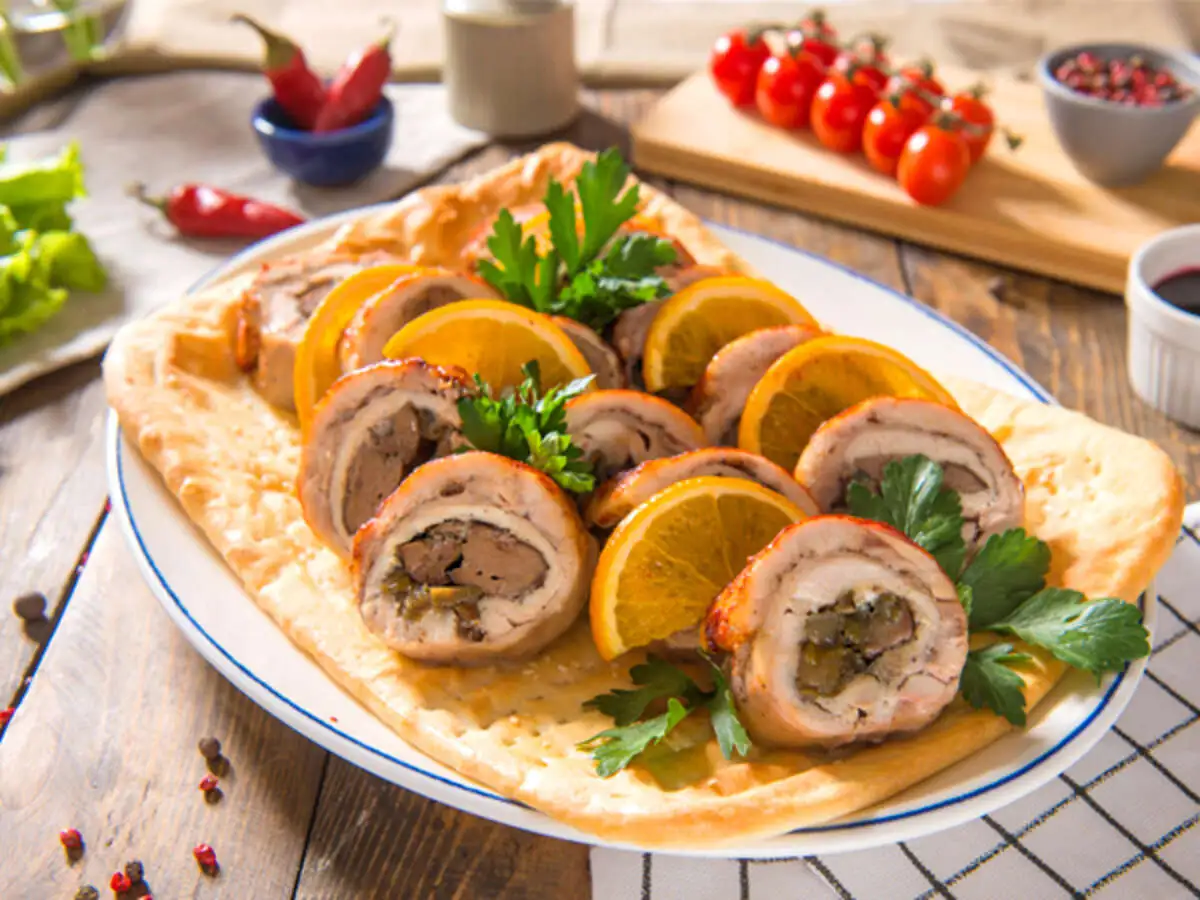 Рулет из курицы с печенью и грушей