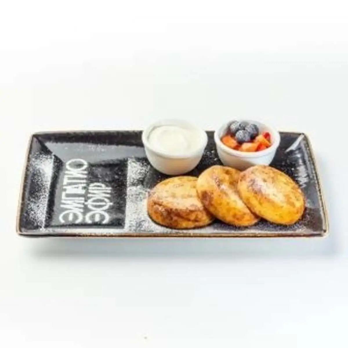 Сырники с ягодой и сметаной, 150/70 г