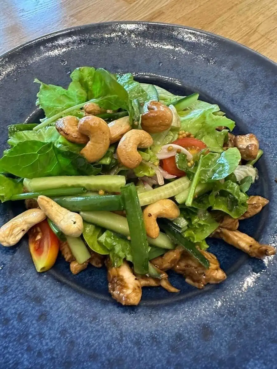 Салат с курицей, кешью и перечной заправкой, 300г