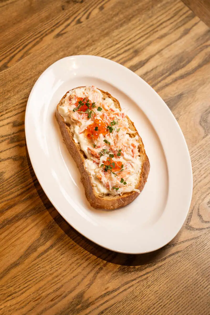Брускетта с камчатским крабом