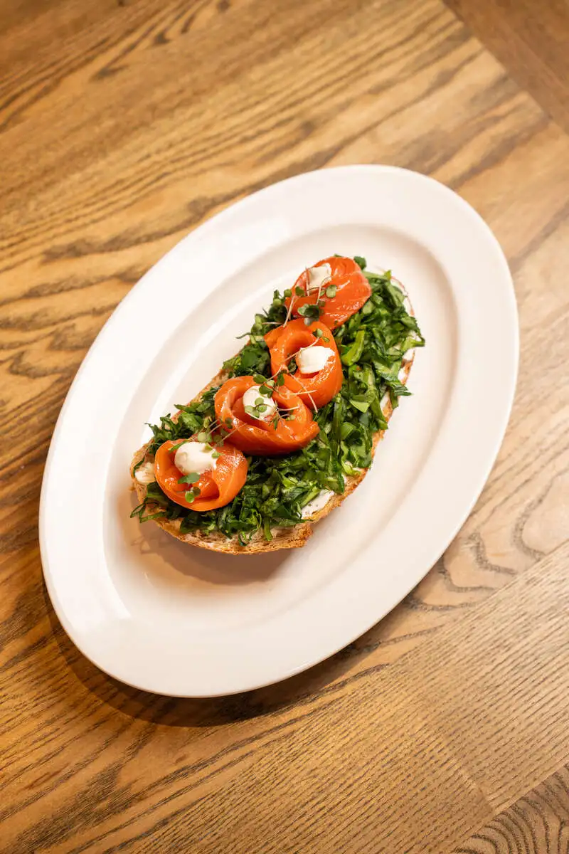 Брускетта с лососем