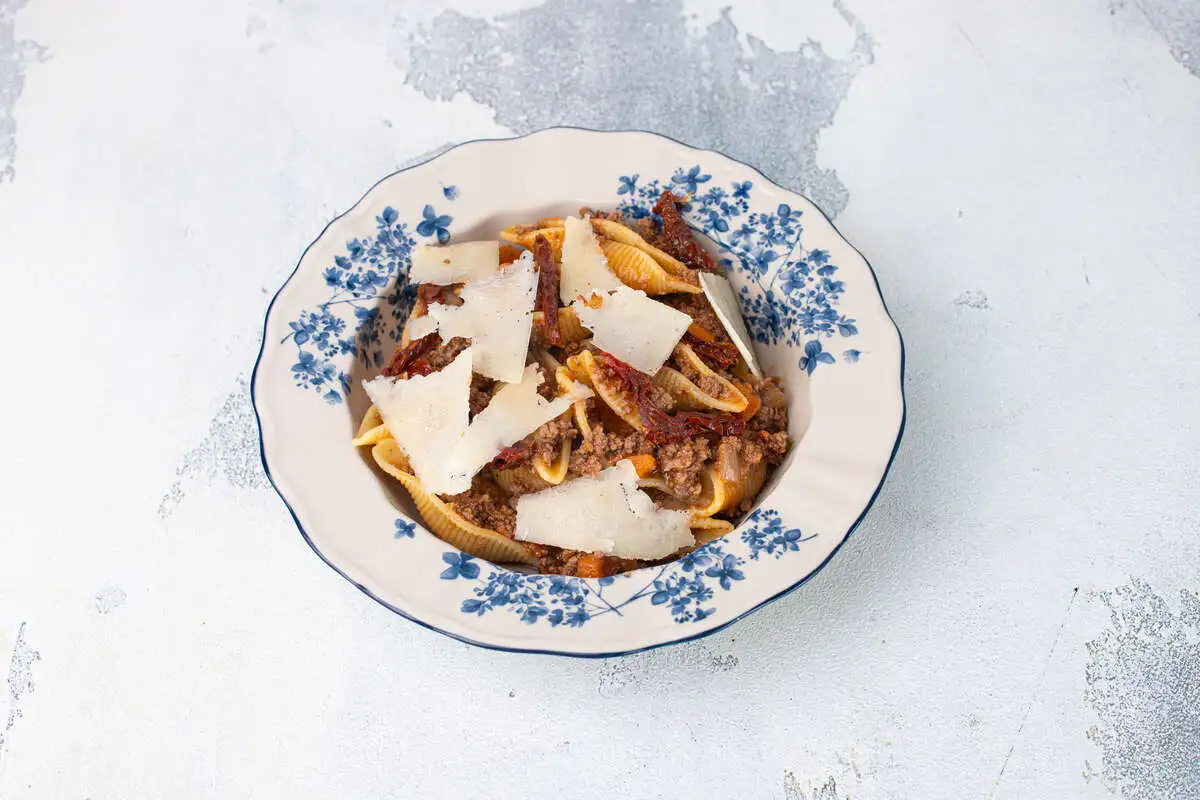 Паста Конкильи Болонезе