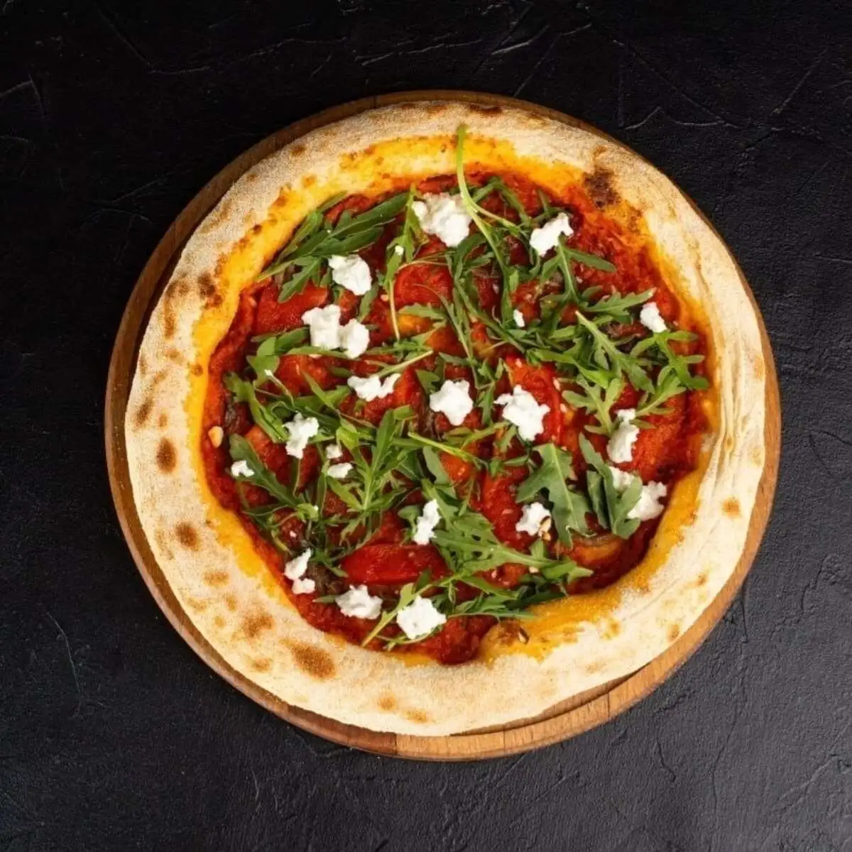 Пицца с печеным перцем и анчоусами