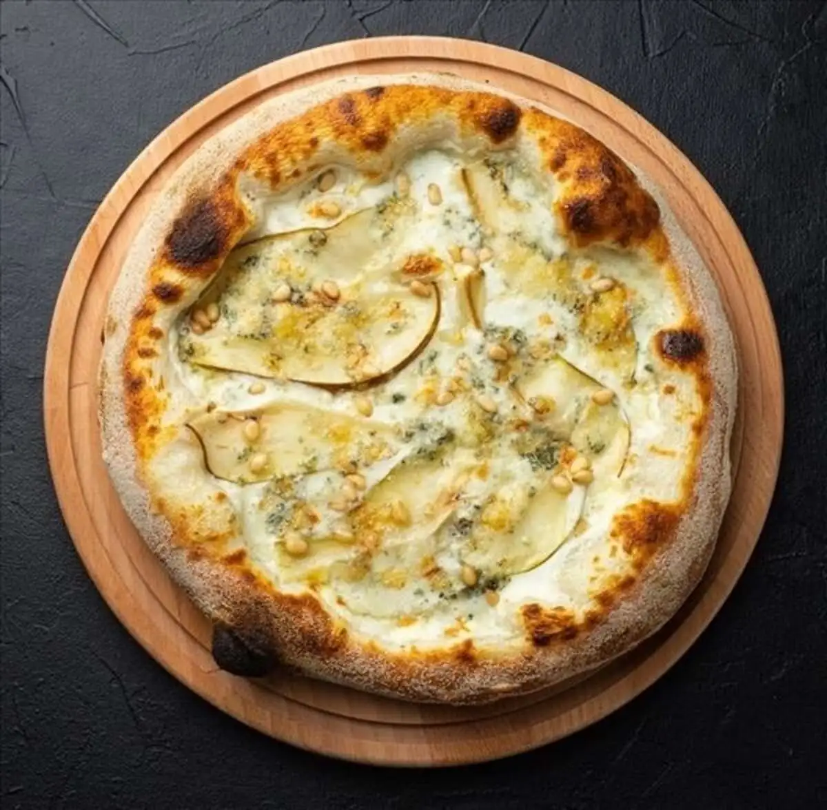 Пицца с грушей и горгонзолой