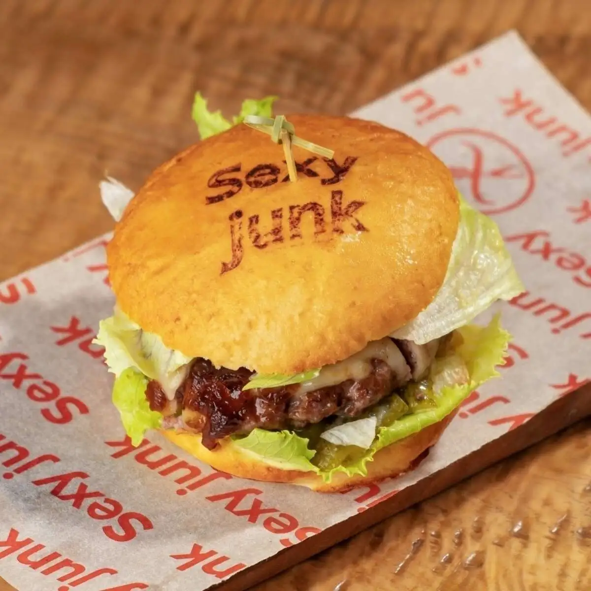 Бургер с козьим сыром и чатни из вишни