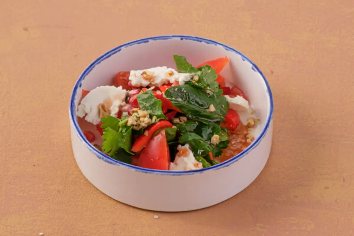 Салат из томатов и имеретинского сыра