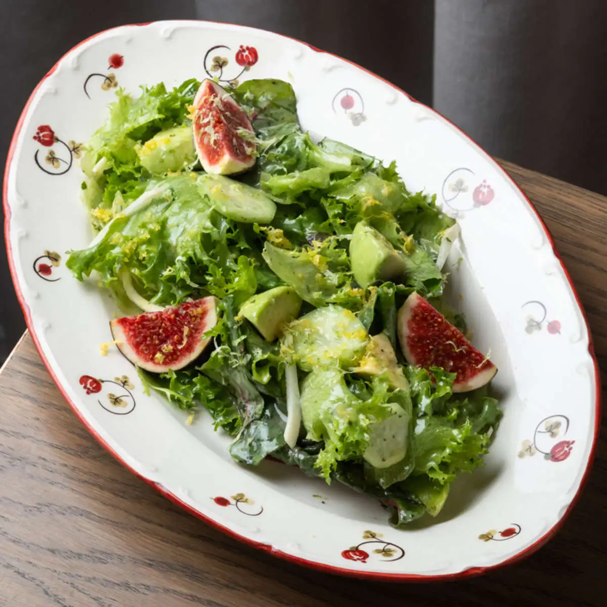 Свежий салат с инжиром, пастернаком и заправкой из свежих трав