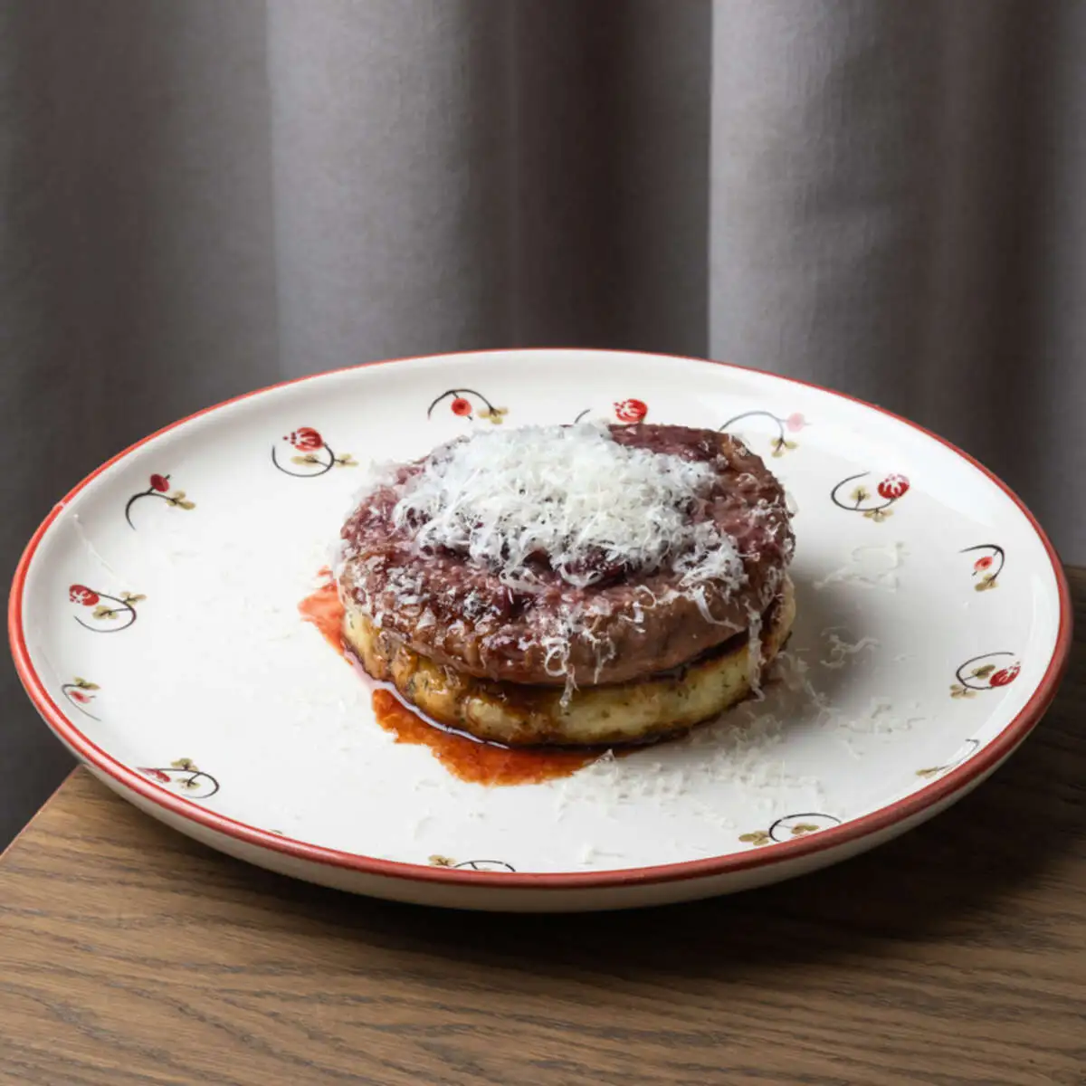 Бифштекс, брусничный соус, гратен