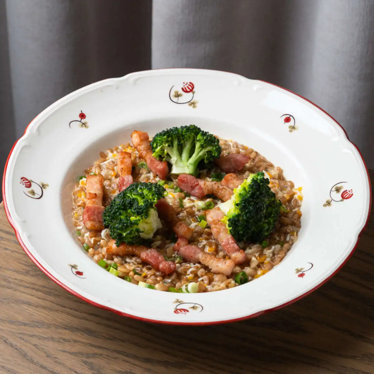 Полбяная каша с грудинкой и брокколи