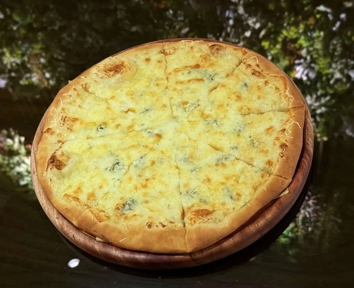 Пицца «4 сыра» / Pizza "4 cheeses"