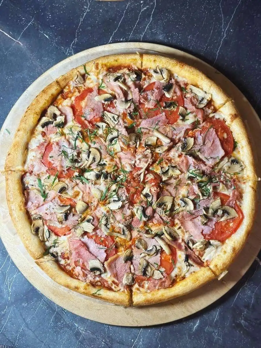 Пицца с ветчиной сыром и грибами