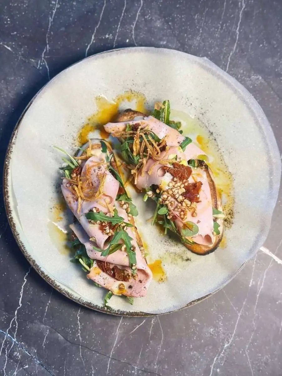 Брускетты с мортаделлой и соусом из тунца 