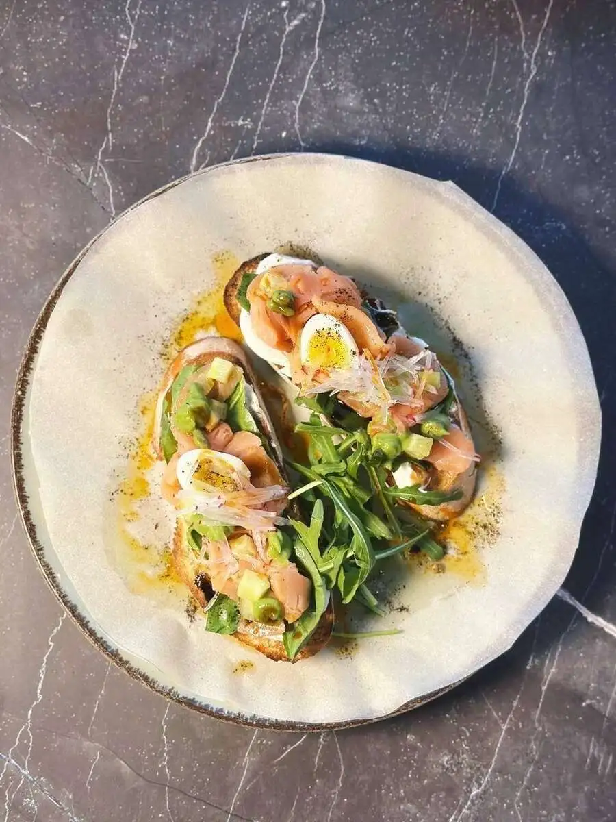 Брускетты с лососем слабой соли и гуакамоле