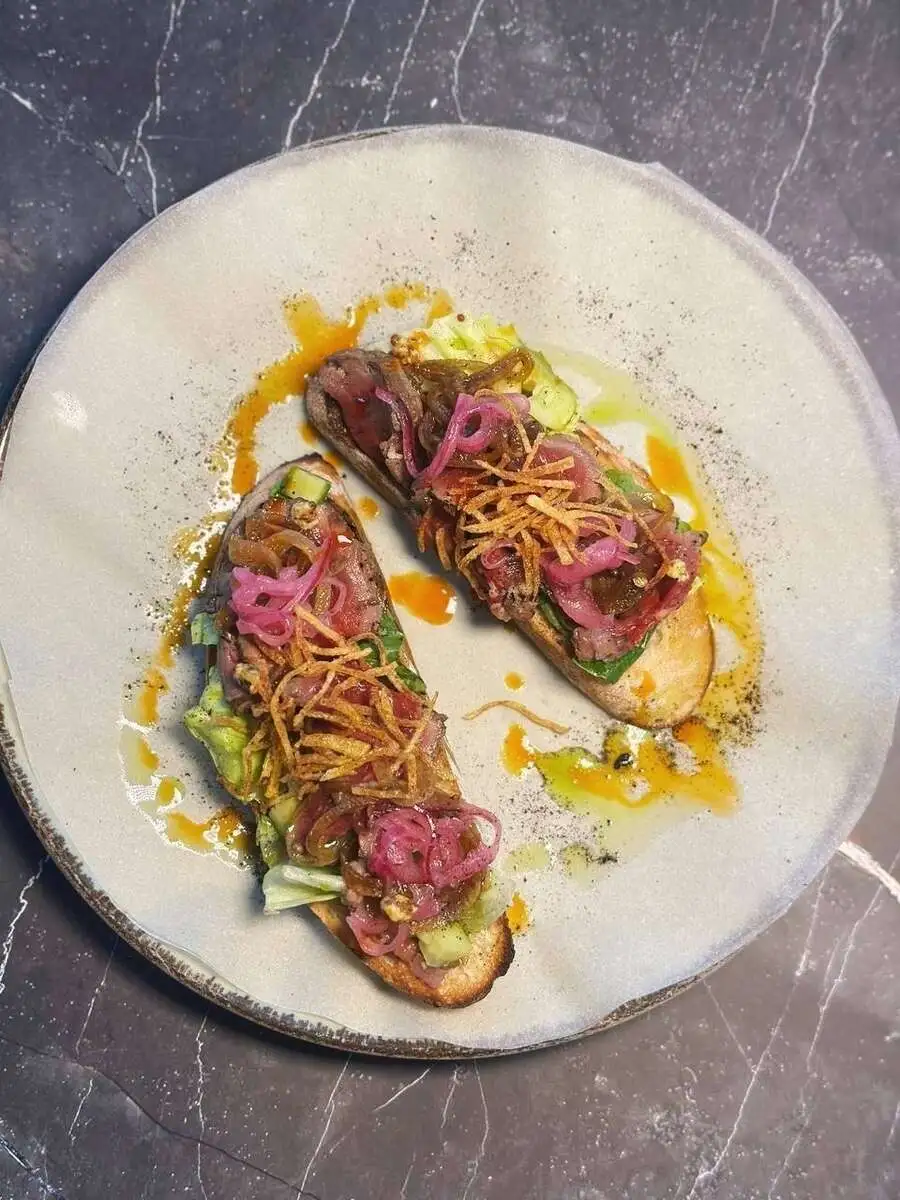 Брускетты с ростбифом и горчичным соусом 